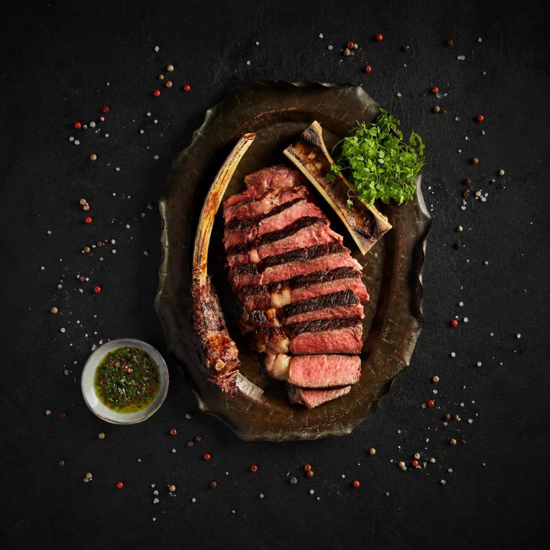 Dilimlenmiş kemikli dana antrikot, chimichurri ve taze otlarla — ALFA ET